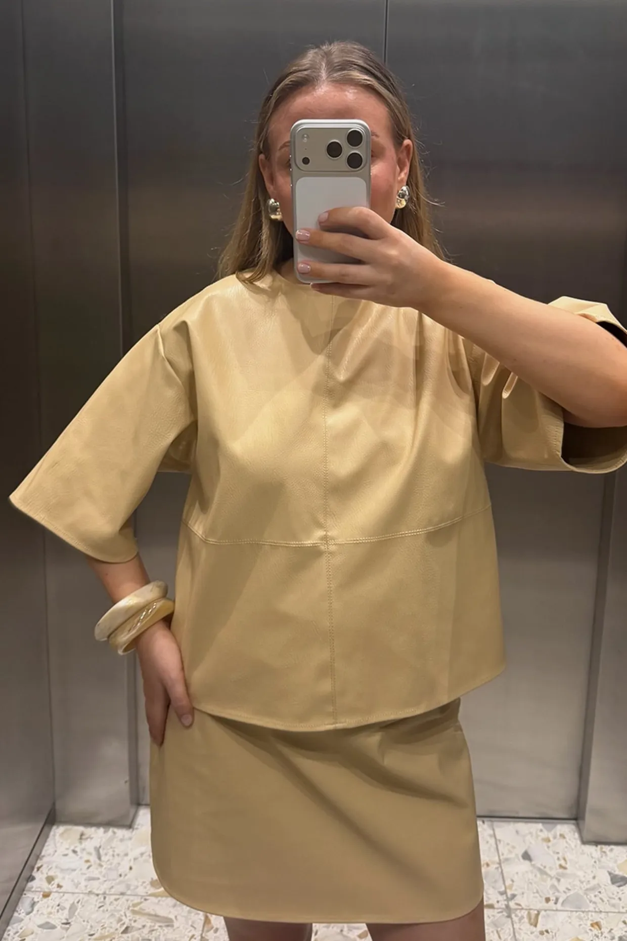 Kortärmad topp i skinnimitation