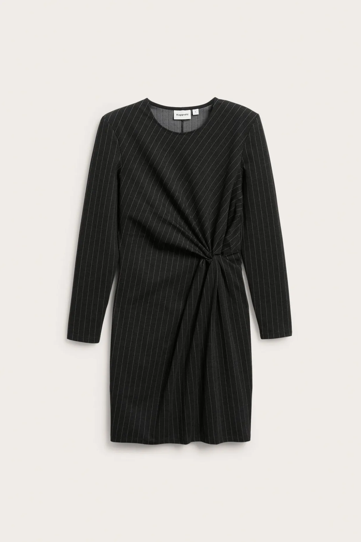 Kritstrecksrandig klänning med draperingj