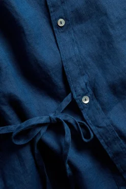 Linneblus med knytdetalj