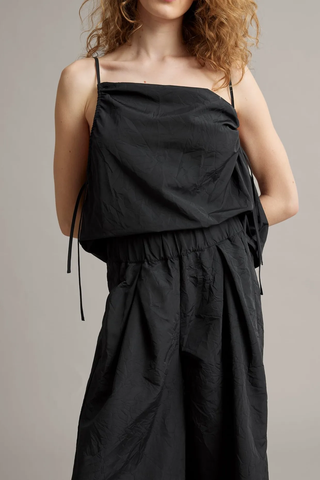 Linne med draperingsdetaljer