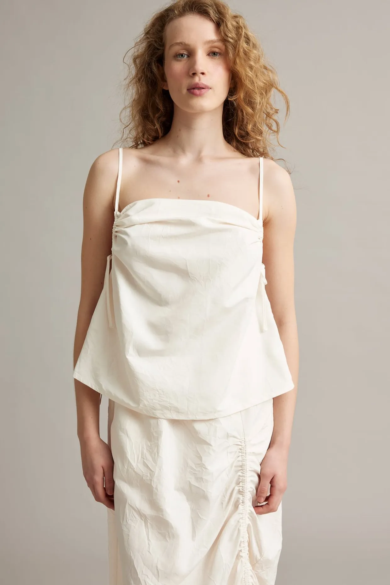 Linne med draperingsdetaljer