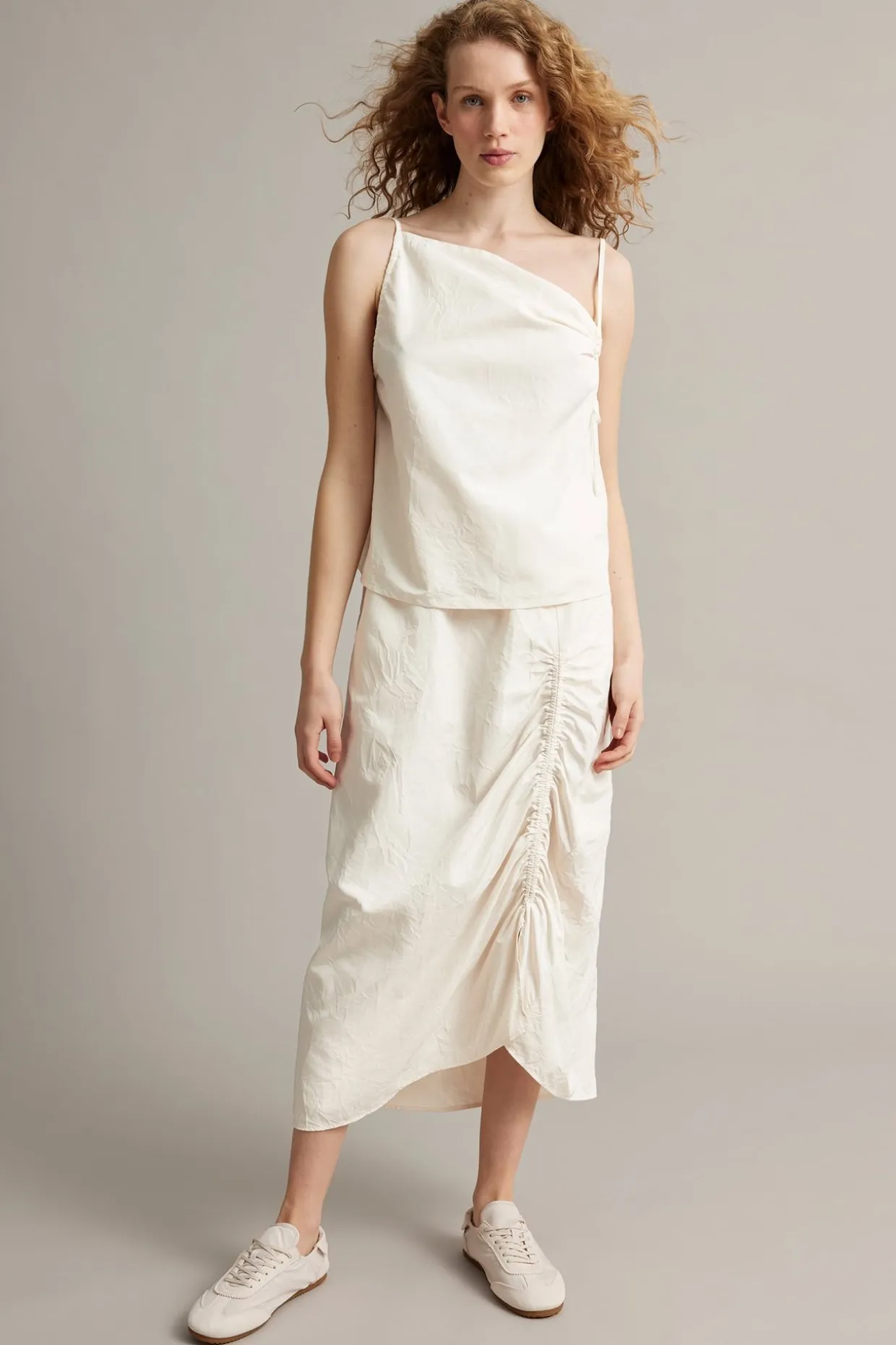 Linne med draperingsdetaljer
