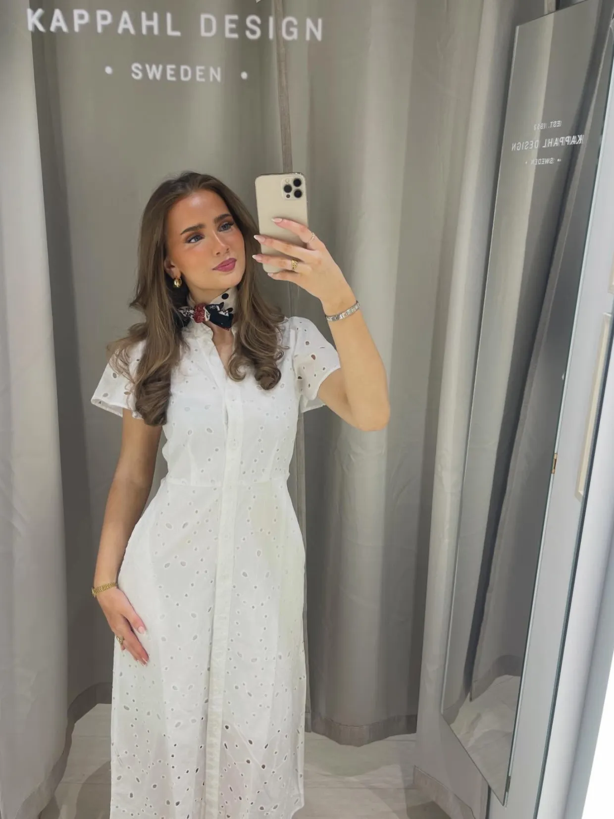 Midiklänning med broderie anglaise