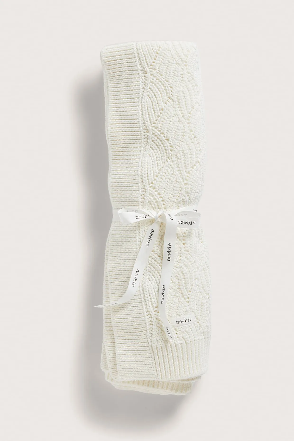 Mönsterstickad babyfilt