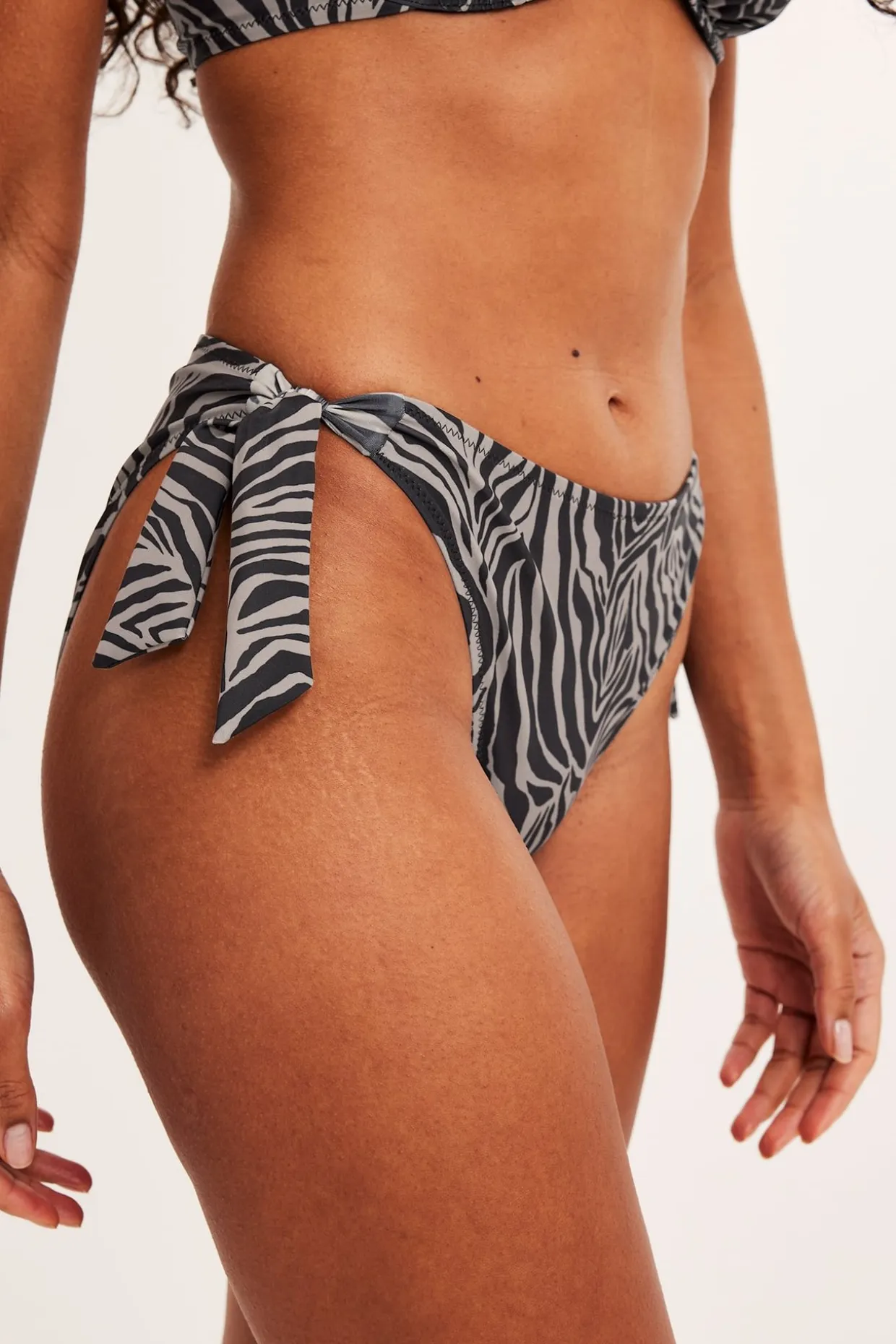 Mönstrad bikinitrosa med knyt