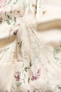 Nattlinne i satin med spetskant
