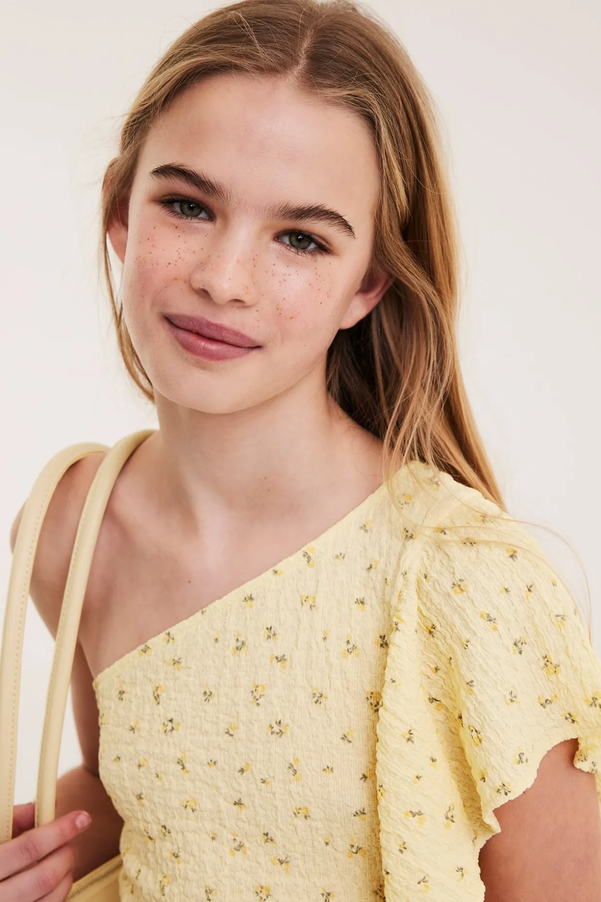 One shoulder-top med volang