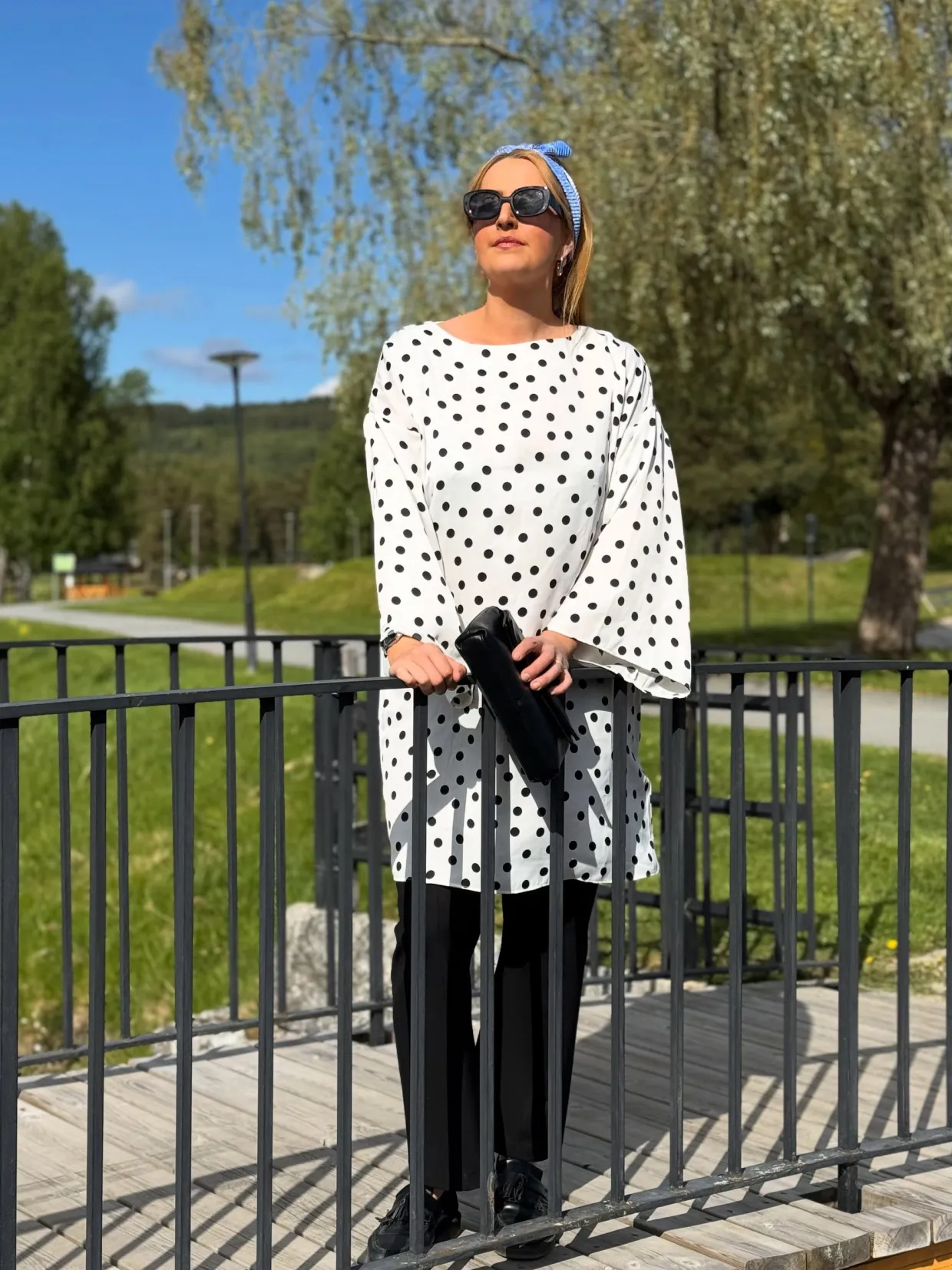Prickig satinklänning med vida ärmar
