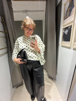 Prickig topp med vida ärmar