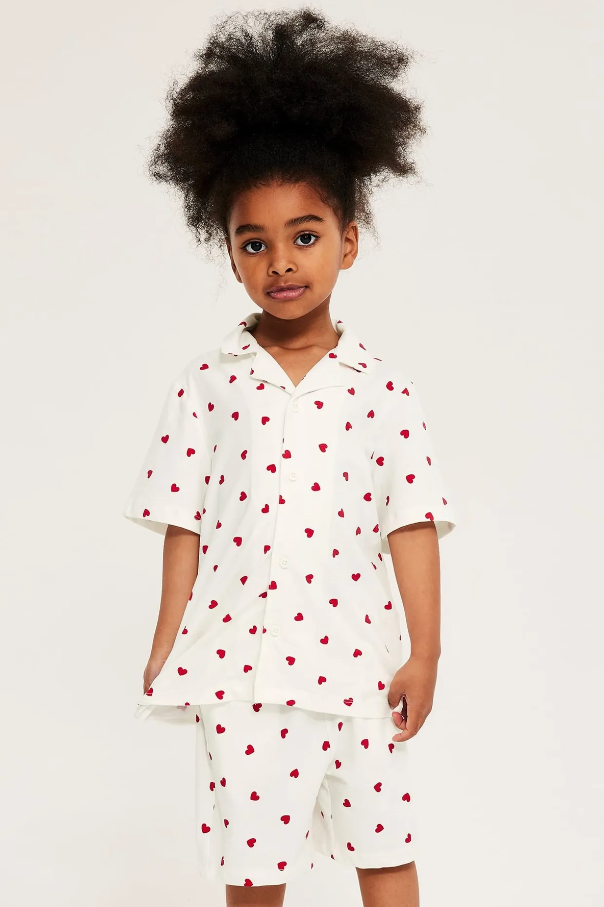 Pyjamas med hjärtan barn