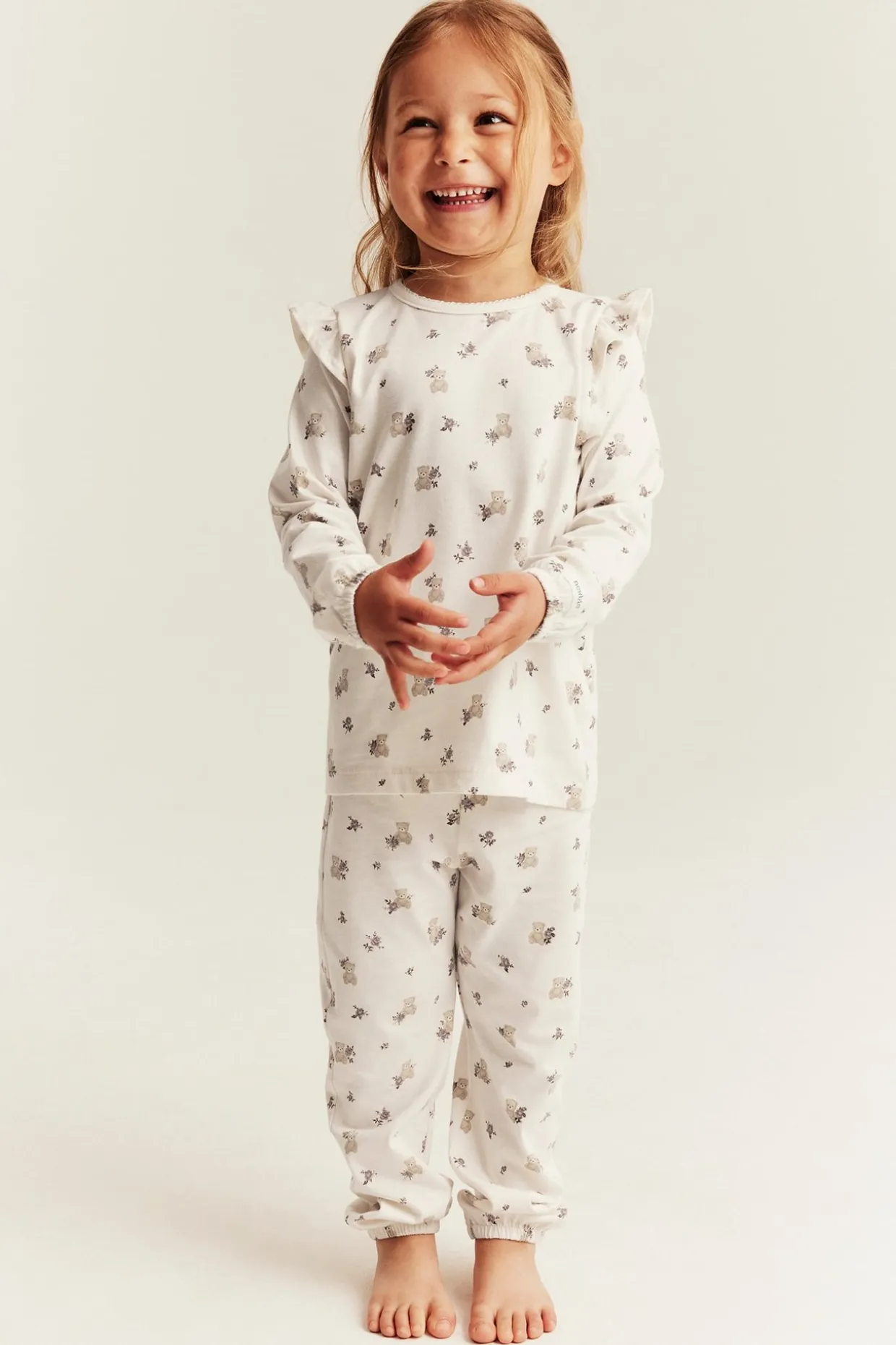 Pyjamas med nallar och rosor