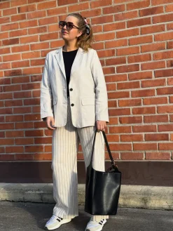 Randiga kostymbyxor i linnemix