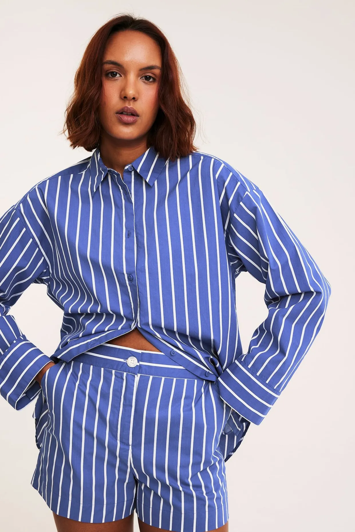 Randiga shorts i bomullspoplin