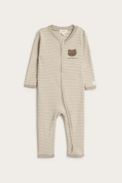 Randig pyjamas med nallebjörn