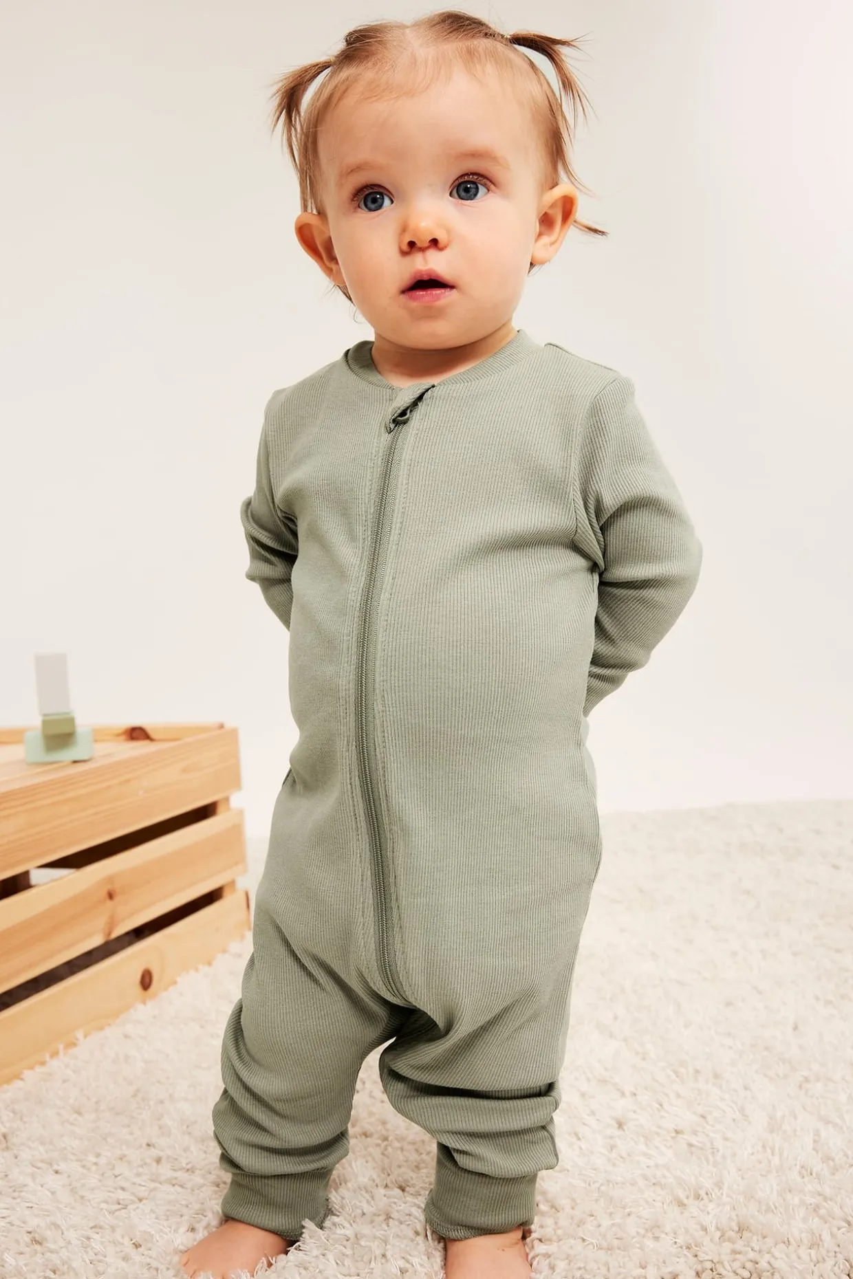 Ribbad jumpsuit med nedvikbara muddar