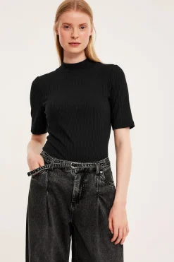 Ribbad top med polokrage