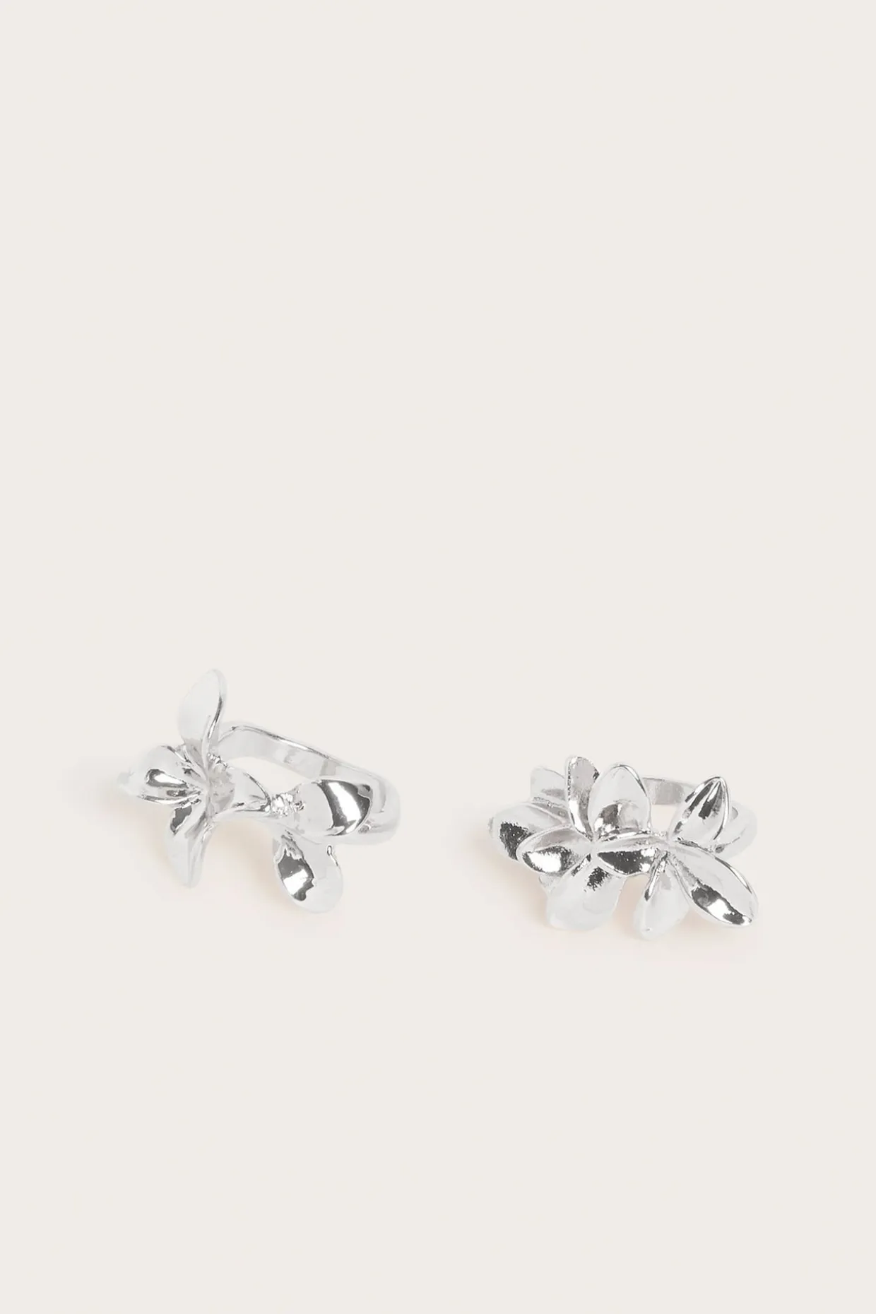Ringar med skulpterade blomblad 2-pack