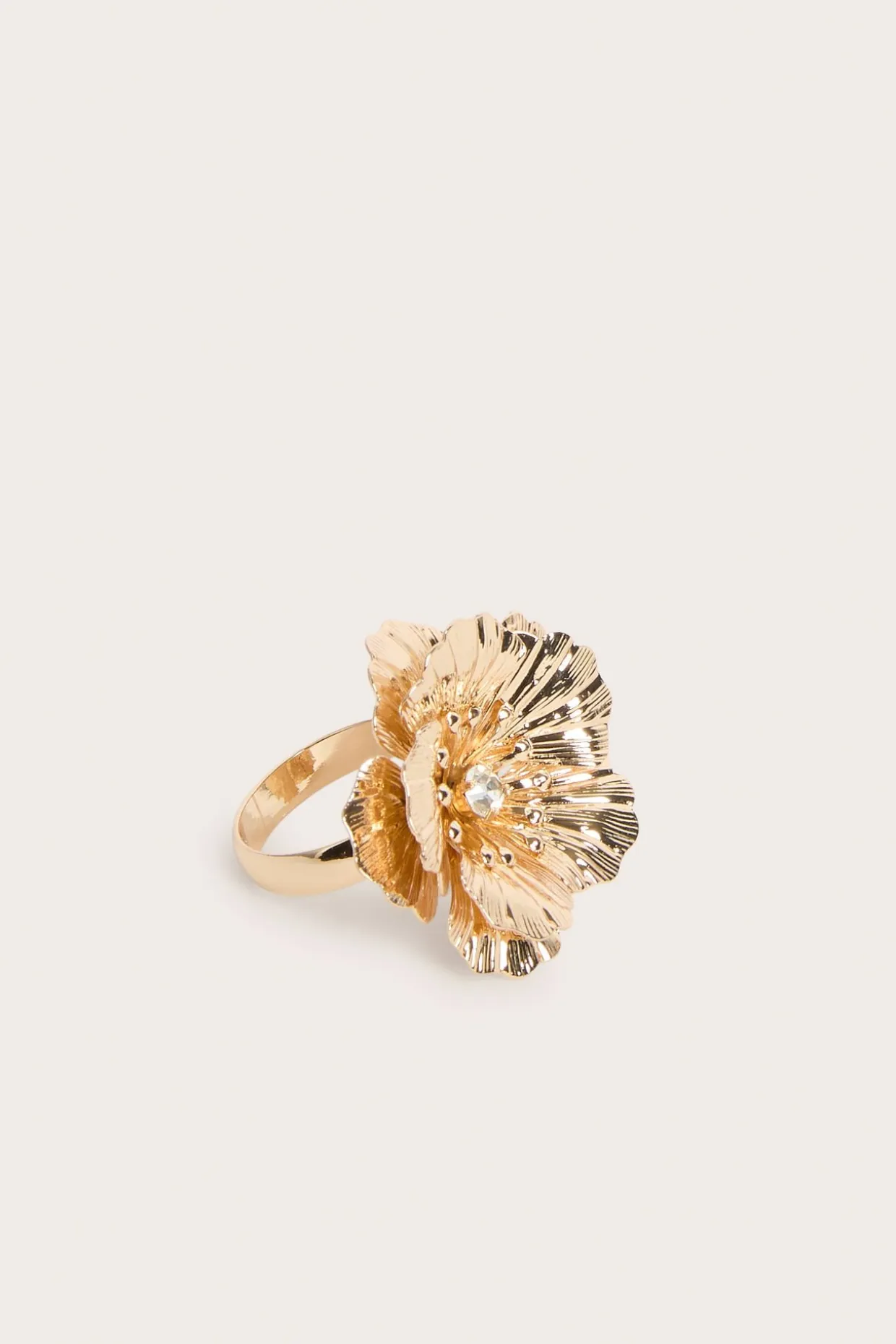 Ring med skulpterad blomma