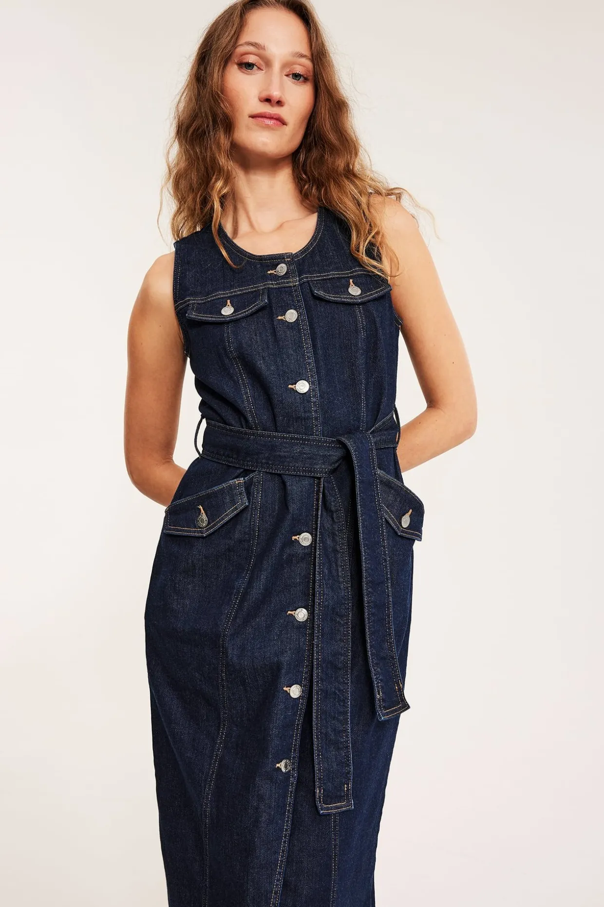 Ärmlös jeansklänning
