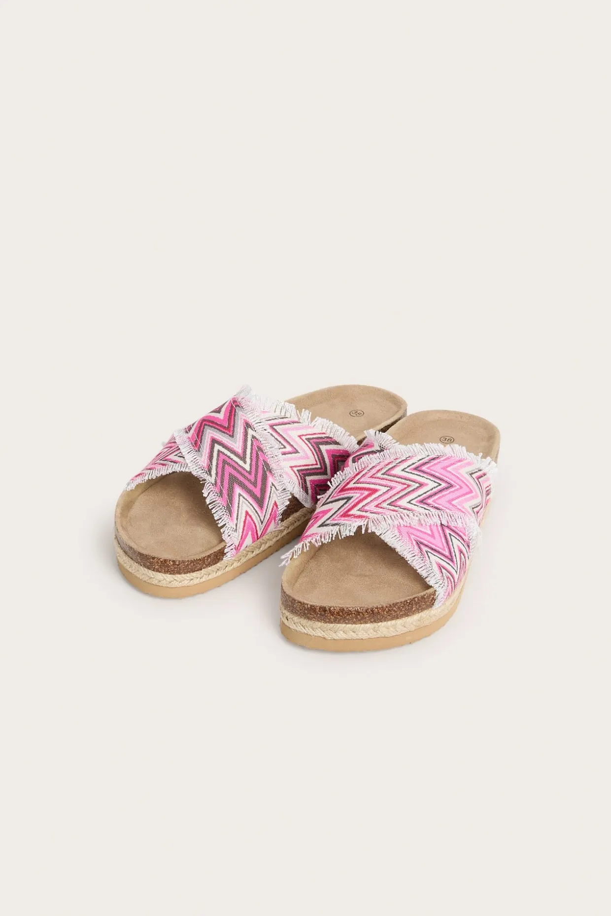 Sandaler med mönstrade fotremmar