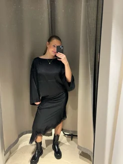 Satinkjol med spetskant