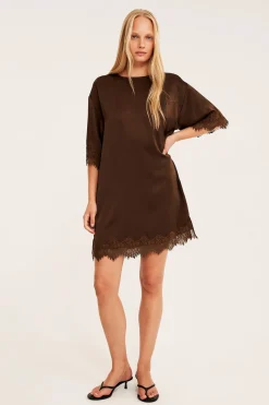 Satinklänning med spetsdetaljer