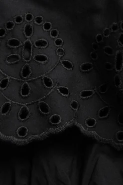 Shorts i bomullspoplin och broderad kant