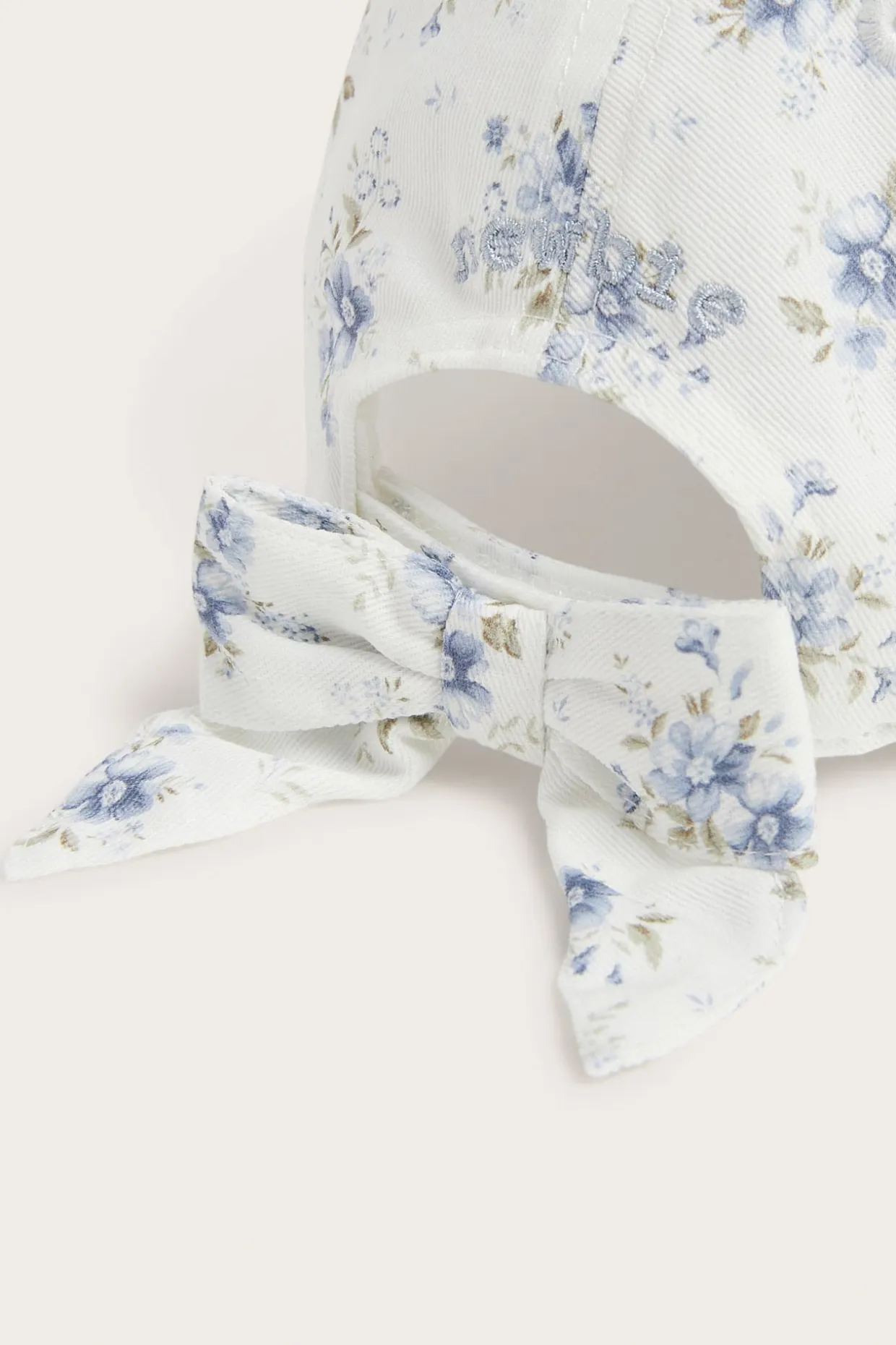 Småblommig keps med rosett