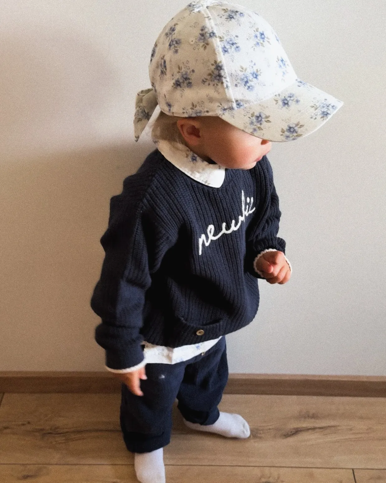 Småblommig keps med rosett