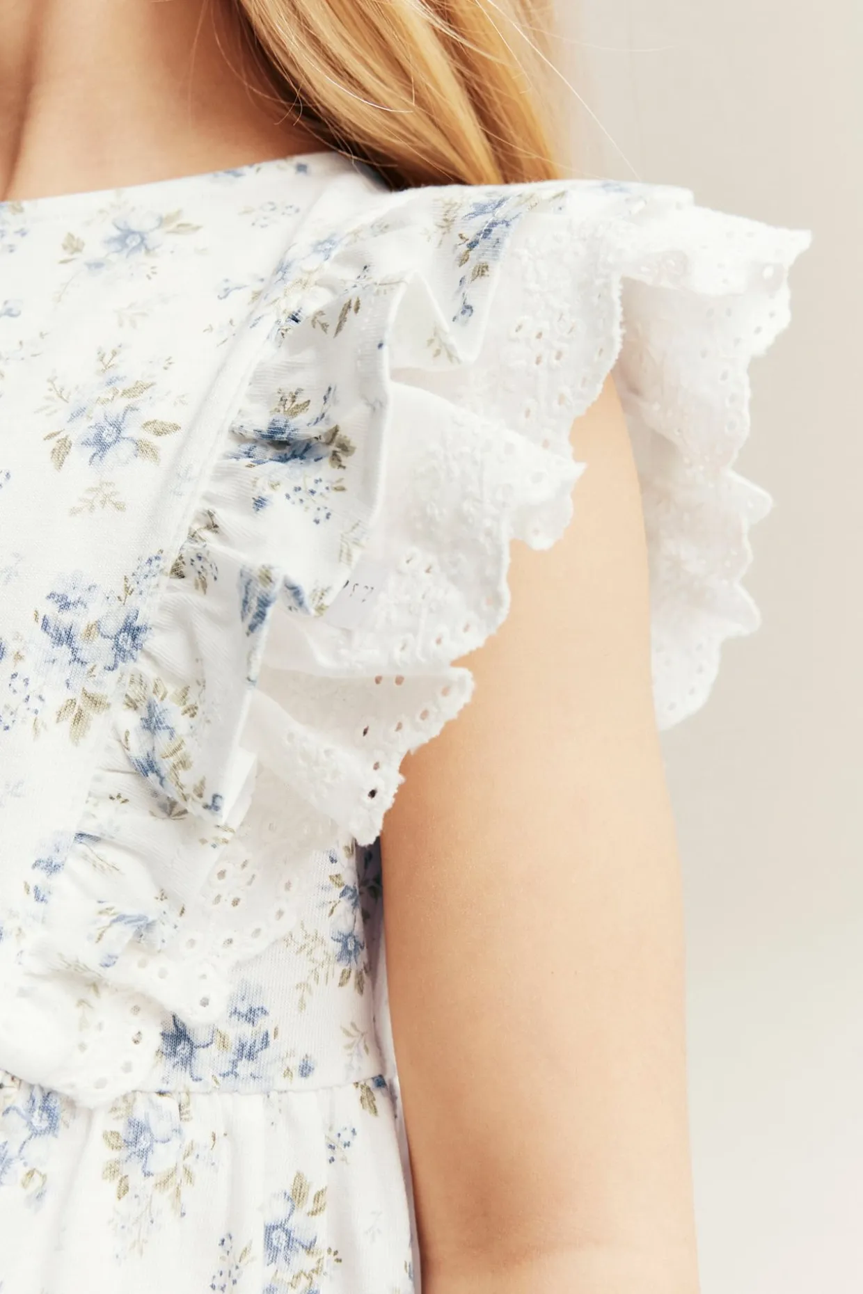 Småblommig klänning med volang