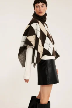 Stickad poncho med polokrage och rutmönster