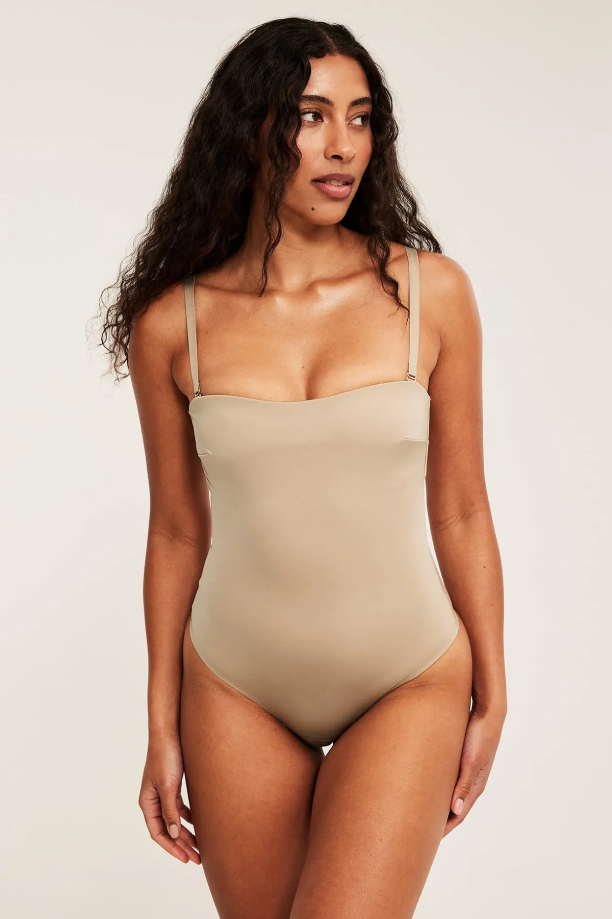 Stringbody light shape med vadderade kupor