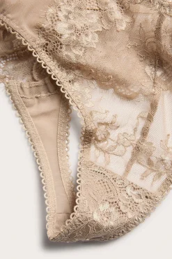Stringtrosa med spetsdetaljer