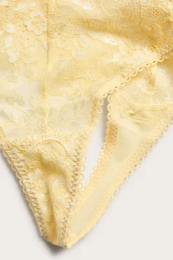 Stringtrosa med spetsdetaljer