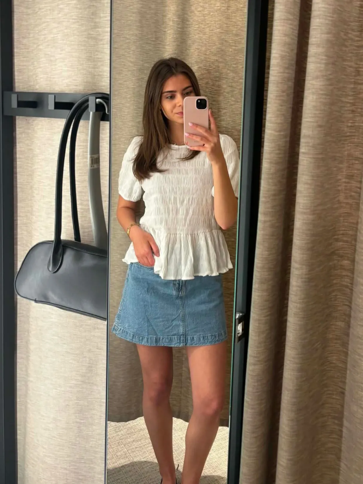 Strukturerad topp med peplum och kort ärm