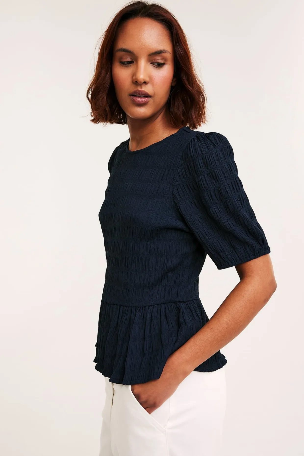 Strukturerad topp med peplum och kort ärm