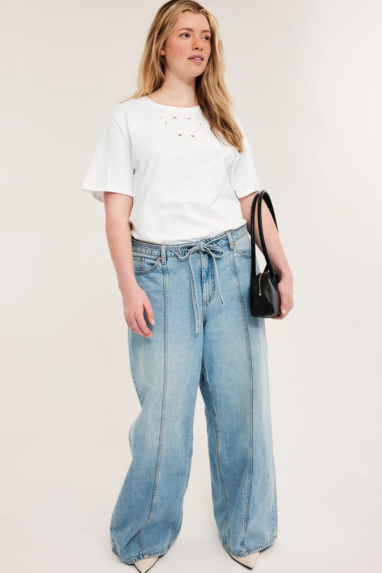 T-shirt med broderie anglaise