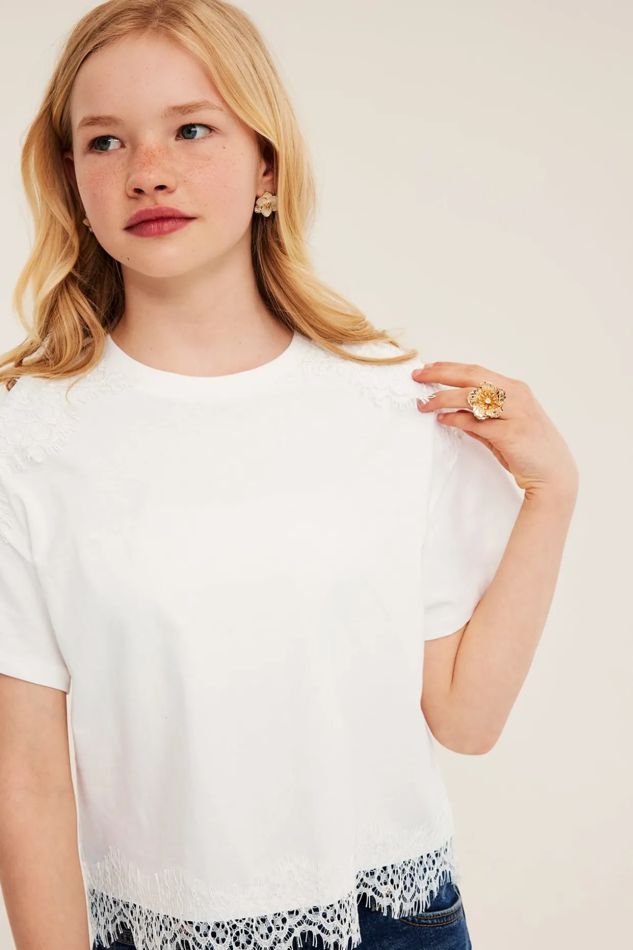T-shirt med spetsdetaljer