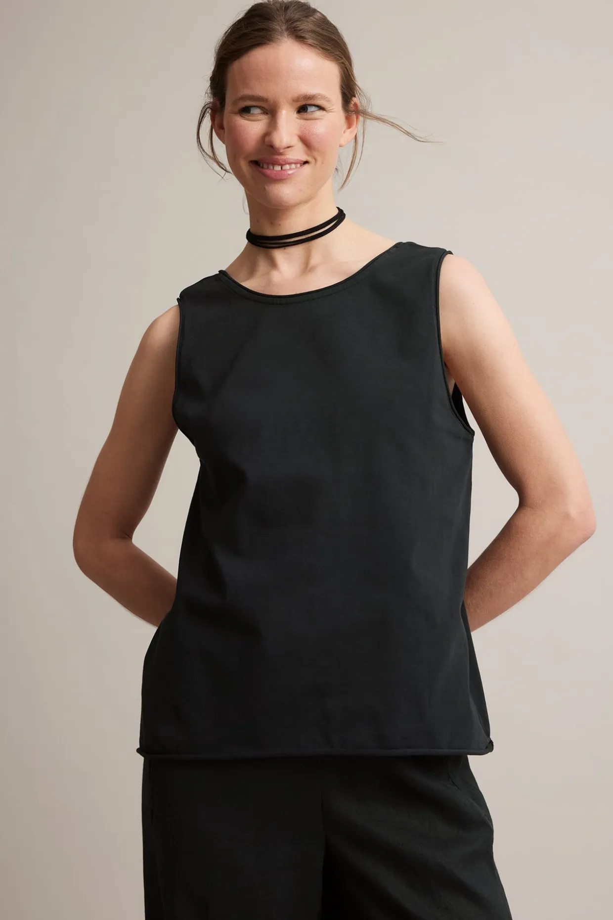 V-ringat linne med rullade kanter