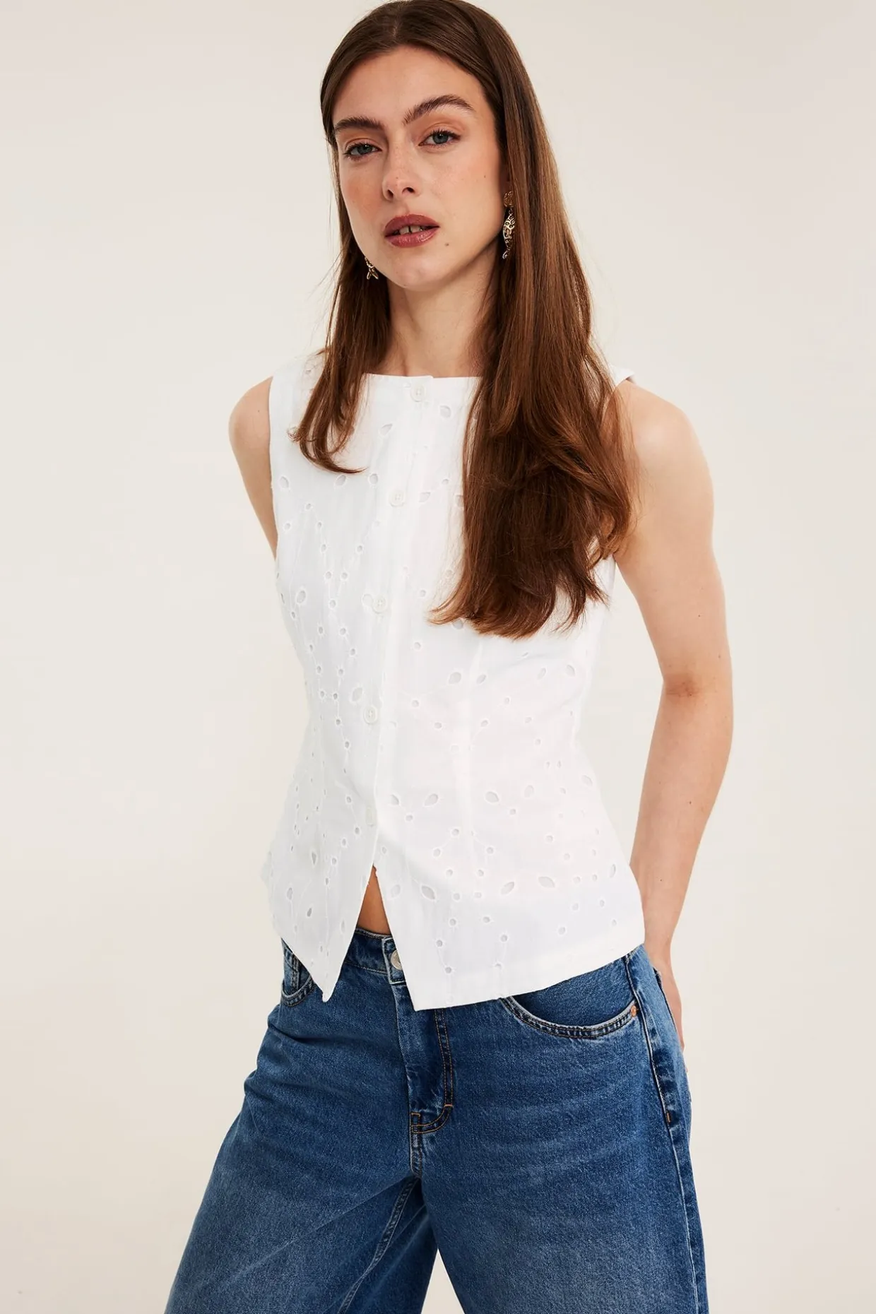 Väst i broderie anglaise