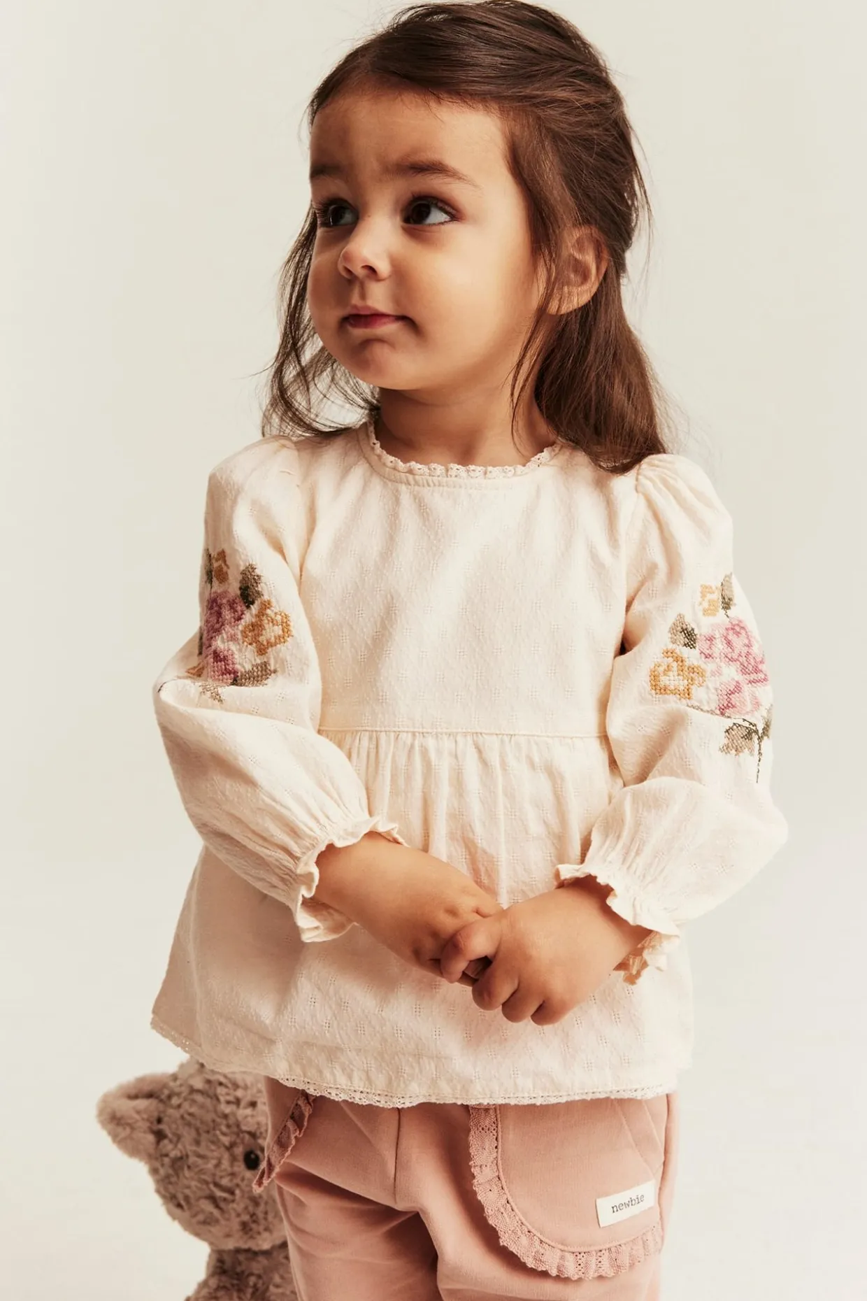 Vävd body med blombroderi